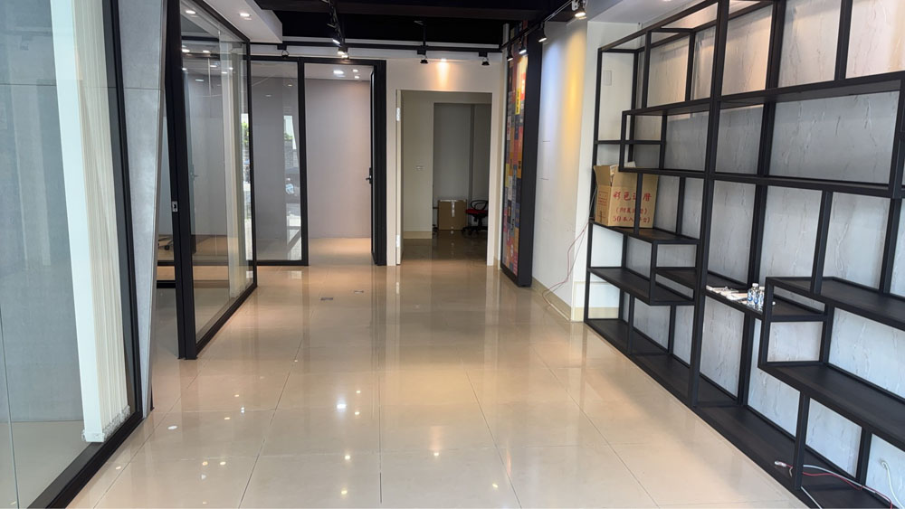 台中辦公室清潔現場:公共走道與展示架