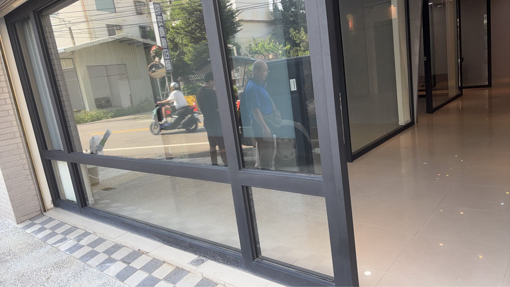 台中辦公室清潔現場:入口玻璃外側