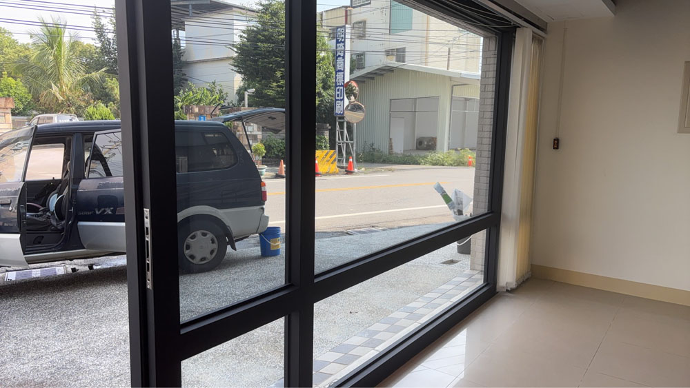 台中辦公室清潔現場:入口玻璃內側